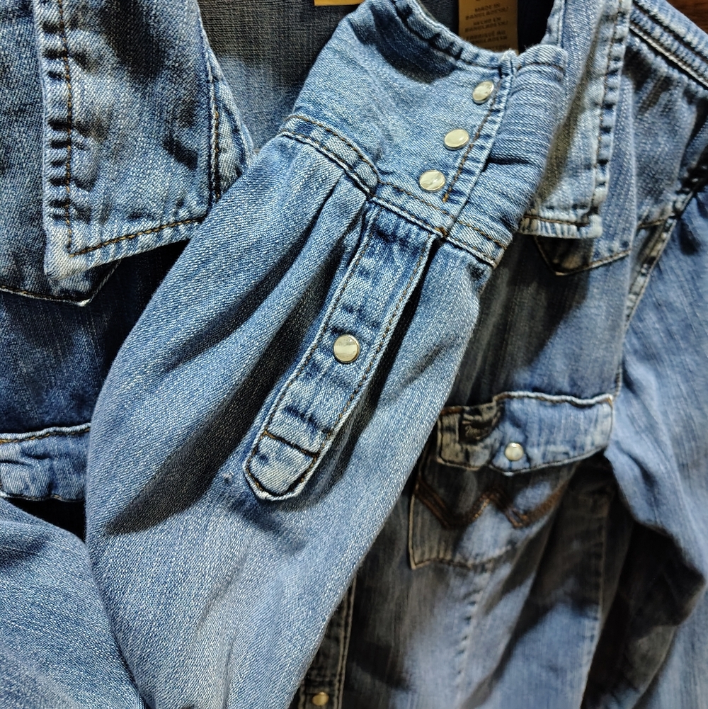 Wrangler Distressed Blue Denim Western Shirt Size Large - Picture 8 of 8